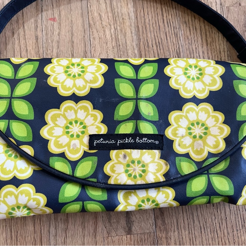 Petunia Pickle Bottom Black and Green‎ Floral Clutch changing pads - Picture 2 of 12